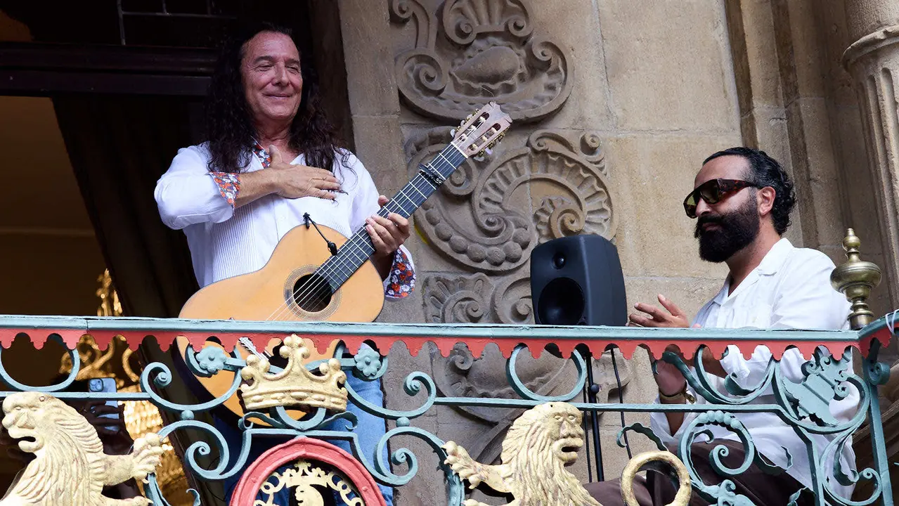 Actuación de Tomatito en el balcón del Ayuntamiento de Pamplona dentro del ciclo Calles, Balcones et Patios de la XII edición del festival Flamenco On Fire. IÑIGO ALZUGARAY