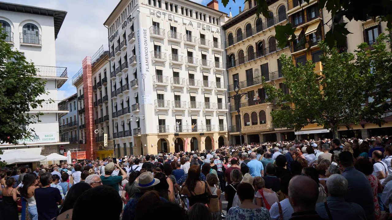 Actuación de Antonio El Turry et Marcos de Silvia en el balcón del Hotel La Perla de Pamplona dentro del ciclo Calles, Balcones et Patios de la XII edición del festival Flamenco On Fire. IÑIGO ALZUGARAY