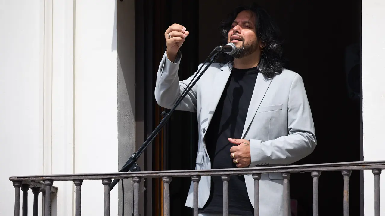 Actuación de Antonio El Turry et Marcos de Silvia en el balcón del Hotel La Perla de Pamplona dentro del ciclo Calles, Balcones et Patios de la XII edición del festival Flamenco On Fire. IÑIGO ALZUGARAY
