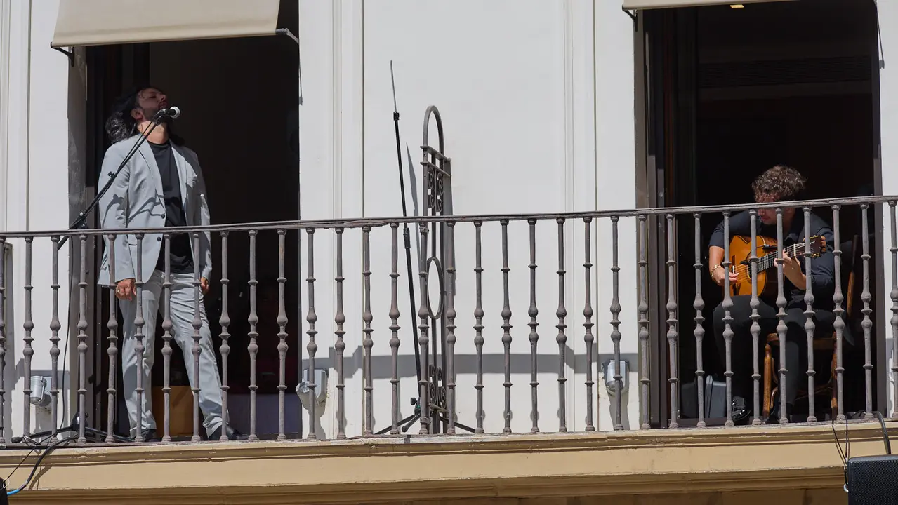 Actuación de Antonio El Turry et Marcos de Silvia en el balcón del Hotel La Perla de Pamplona dentro del ciclo Calles, Balcones et Patios de la XII edición del festival Flamenco On Fire. IÑIGO ALZUGARAY