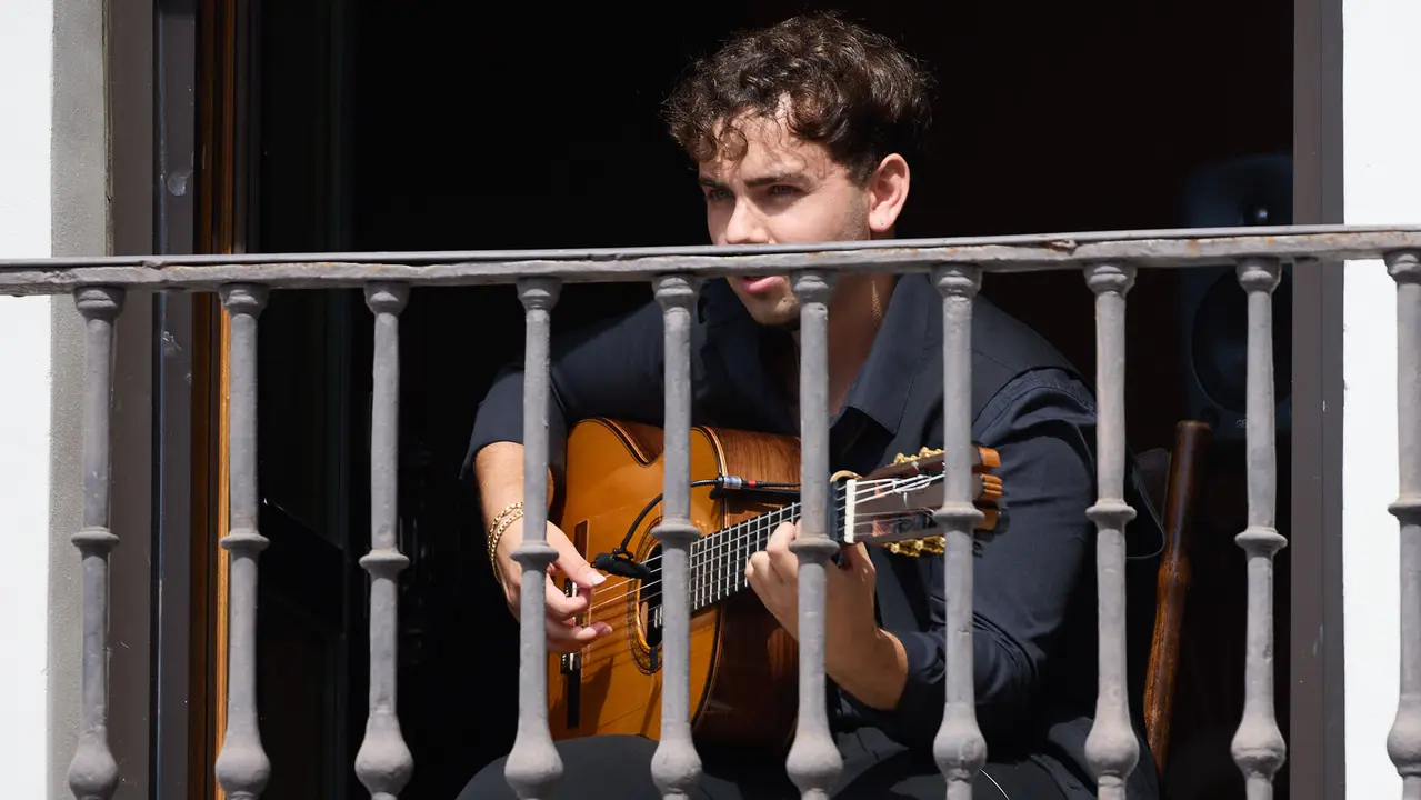 Actuación de Antonio El Turry et Marcos de Silvia en el balcón del Hotel La Perla de Pamplona dentro del ciclo Calles, Balcones et Patios de la XII edición del festival Flamenco On Fire. IÑIGO ALZUGARAY