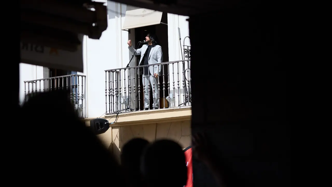 Actuación de Antonio El Turry et Marcos de Silvia en el balcón del Hotel La Perla de Pamplona dentro del ciclo Calles, Balcones et Patios de la XII edición del festival Flamenco On Fire. IÑIGO ALZUGARAY