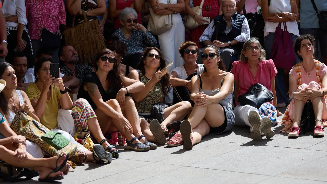 Actuación de Antonio El Turry et Marcos de Silvia en el balcón del Hotel La Perla de Pamplona dentro del ciclo Calles, Balcones et Patios de la XII edición del festival Flamenco On Fire. IÑIGO ALZUGARAY
