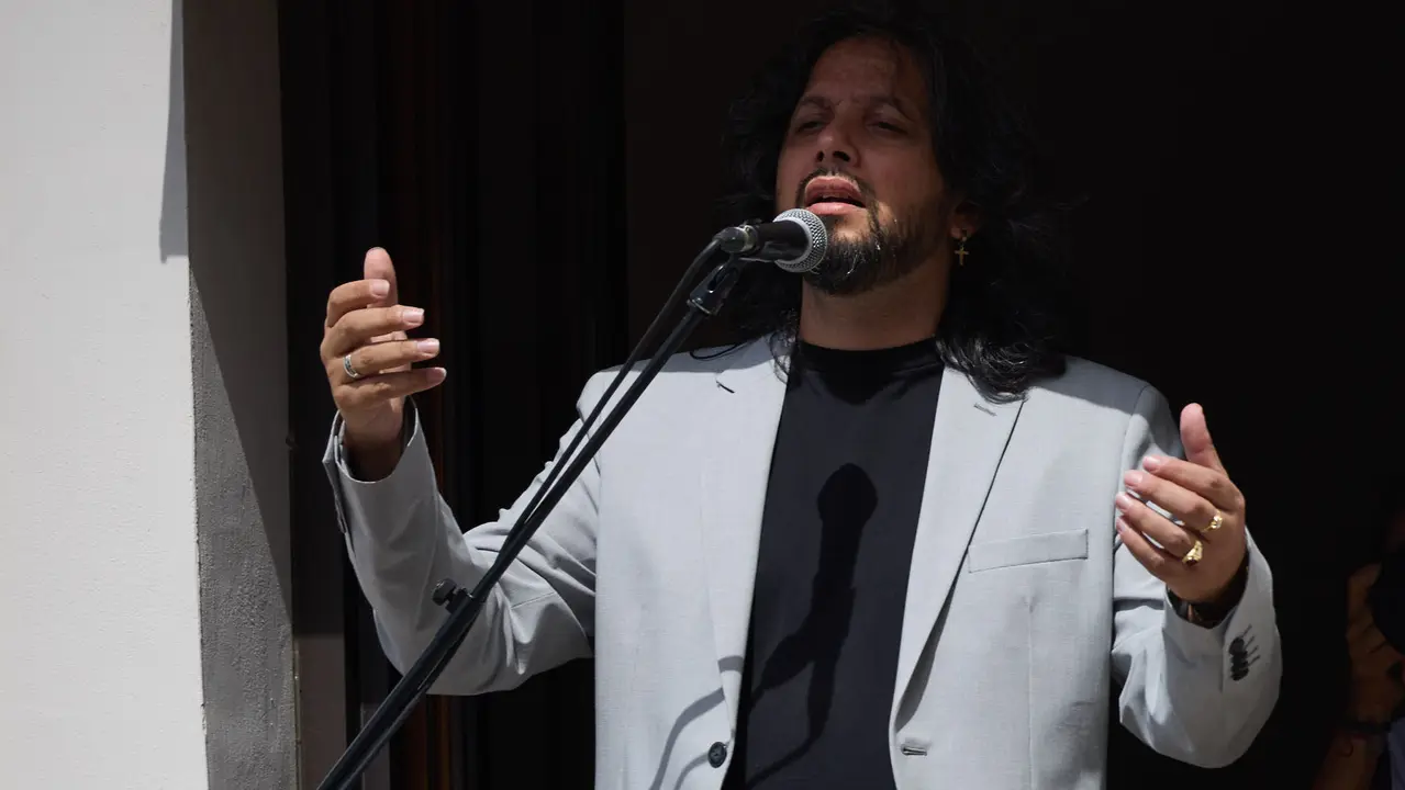 Actuación de Antonio El Turry et Marcos de Silvia en el balcón del Hotel La Perla de Pamplona dentro del ciclo Calles, Balcones et Patios de la XII edición del festival Flamenco On Fire. IÑIGO ALZUGARAY