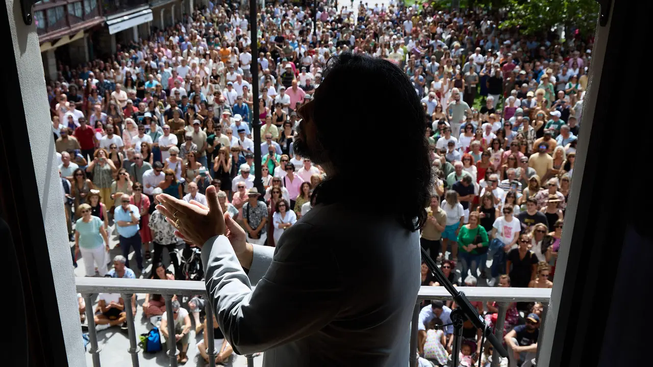 Actuación de Antonio El Turry et Marcos de Silvia en el balcón del Hotel La Perla de Pamplona dentro del ciclo Calles, Balcones et Patios de la XII edición del festival Flamenco On Fire. IÑIGO ALZUGARAY