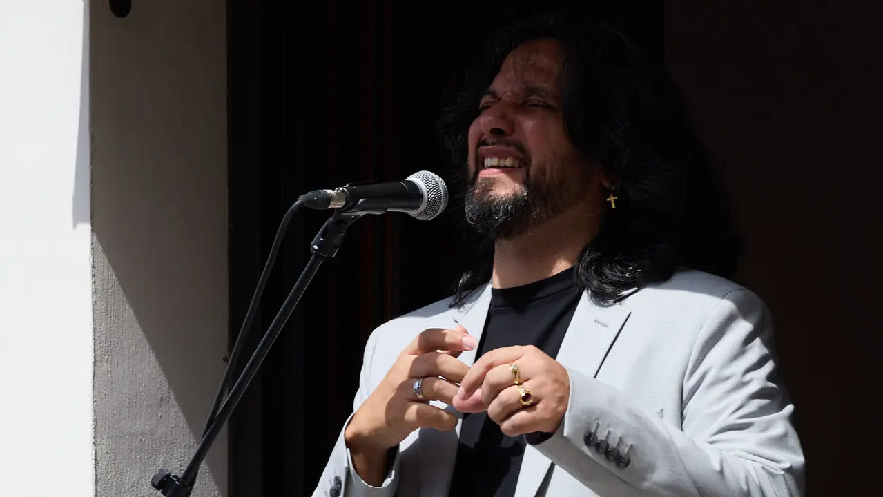 Actuación de Antonio El Turry et Marcos de Silvia en el balcón del Hotel La Perla de Pamplona dentro del ciclo Calles, Balcones et Patios de la XII edición del festival Flamenco On Fire. IÑIGO ALZUGARAY