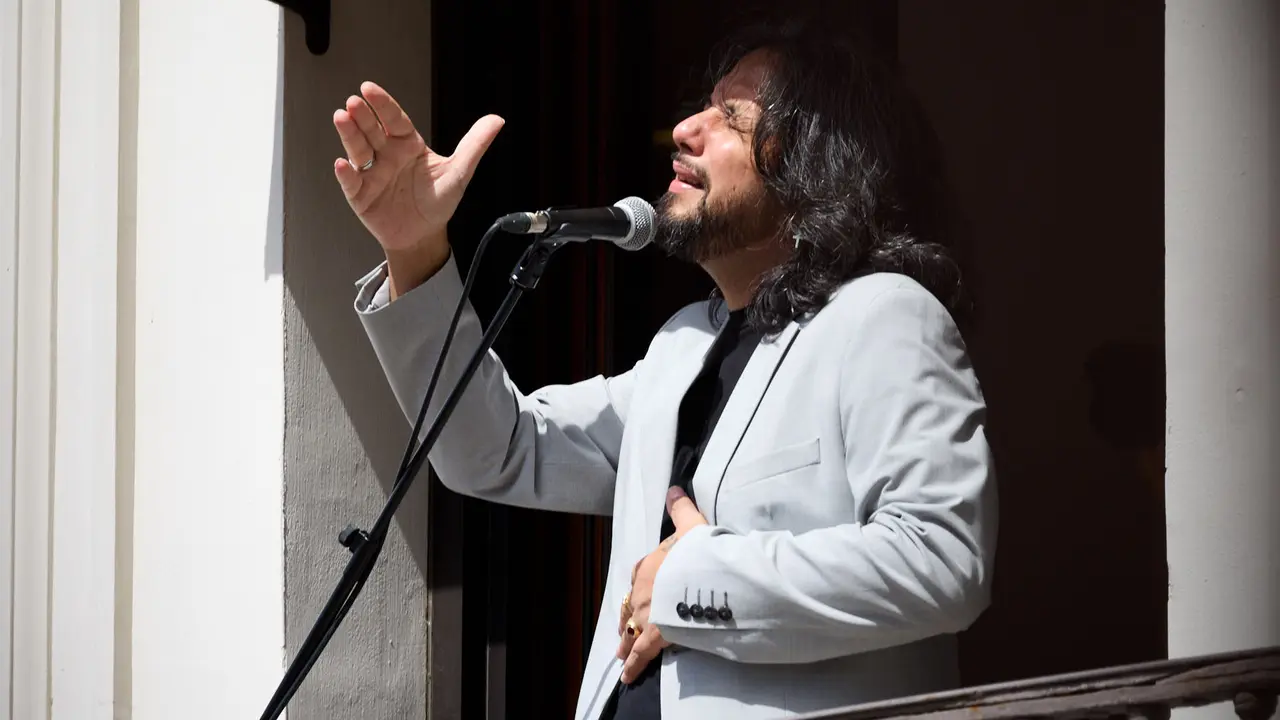 Actuación de Antonio El Turry et Marcos de Silvia en el balcón del Hotel La Perla de Pamplona dentro del ciclo Calles, Balcones et Patios de la XII edición del festival Flamenco On Fire. IÑIGO ALZUGARAY
