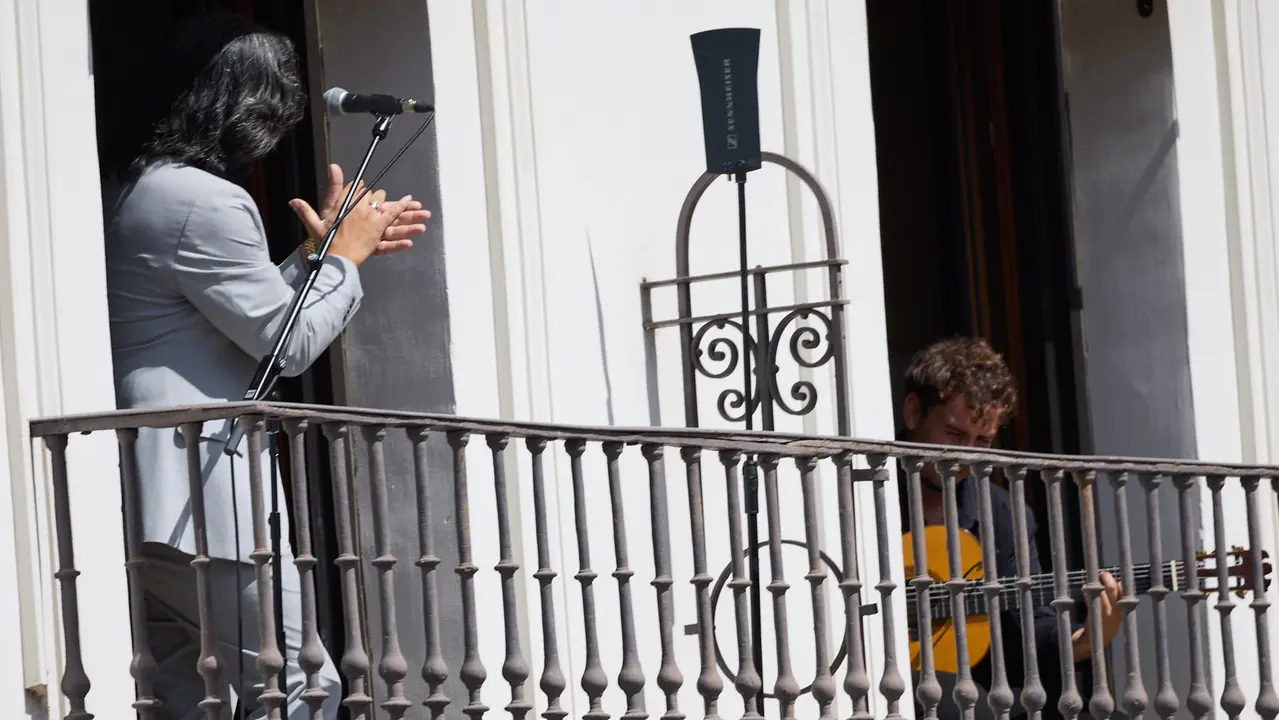 Actuación de Antonio El Turry et Marcos de Silvia en el balcón del Hotel La Perla de Pamplona dentro del ciclo Calles, Balcones et Patios de la XII edición del festival Flamenco On Fire. IÑIGO ALZUGARAY