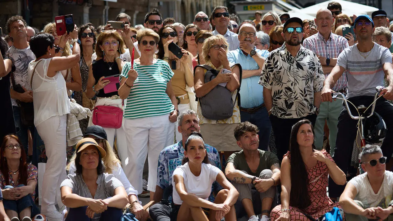 Actuación de Antonio El Turry et Marcos de Silvia en el balcón del Hotel La Perla de Pamplona dentro del ciclo Calles, Balcones et Patios de la XII edición del festival Flamenco On Fire. IÑIGO ALZUGARAY