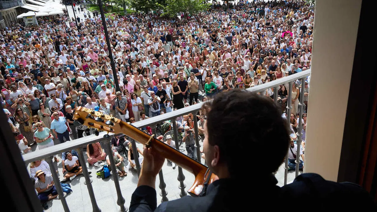 Actuación de Antonio El Turry et Marcos de Silvia en el balcón del Hotel La Perla de Pamplona dentro del ciclo Calles, Balcones et Patios de la XII edición del festival Flamenco On Fire. IÑIGO ALZUGARAY