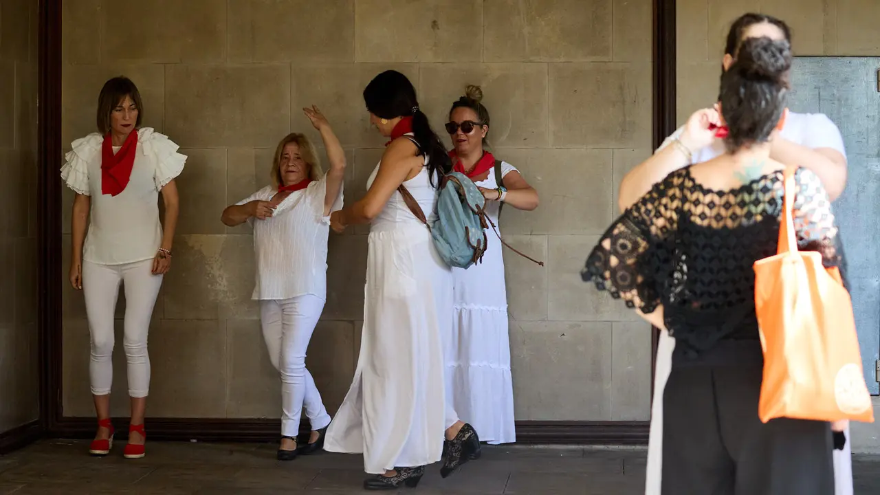 Actuación de Antonio El Turry et Marcos de Silvia en el balcón del Hotel La Perla de Pamplona dentro del ciclo Calles, Balcones et Patios de la XII edición del festival Flamenco On Fire. IÑIGO ALZUGARAY