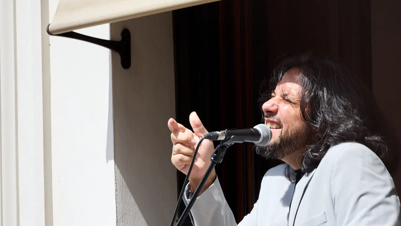 Actuación de Antonio El Turry et Marcos de Silvia en el balcón del Hotel La Perla de Pamplona dentro del ciclo Calles, Balcones et Patios de la XII edición del festival Flamenco On Fire. IÑIGO ALZUGARAY