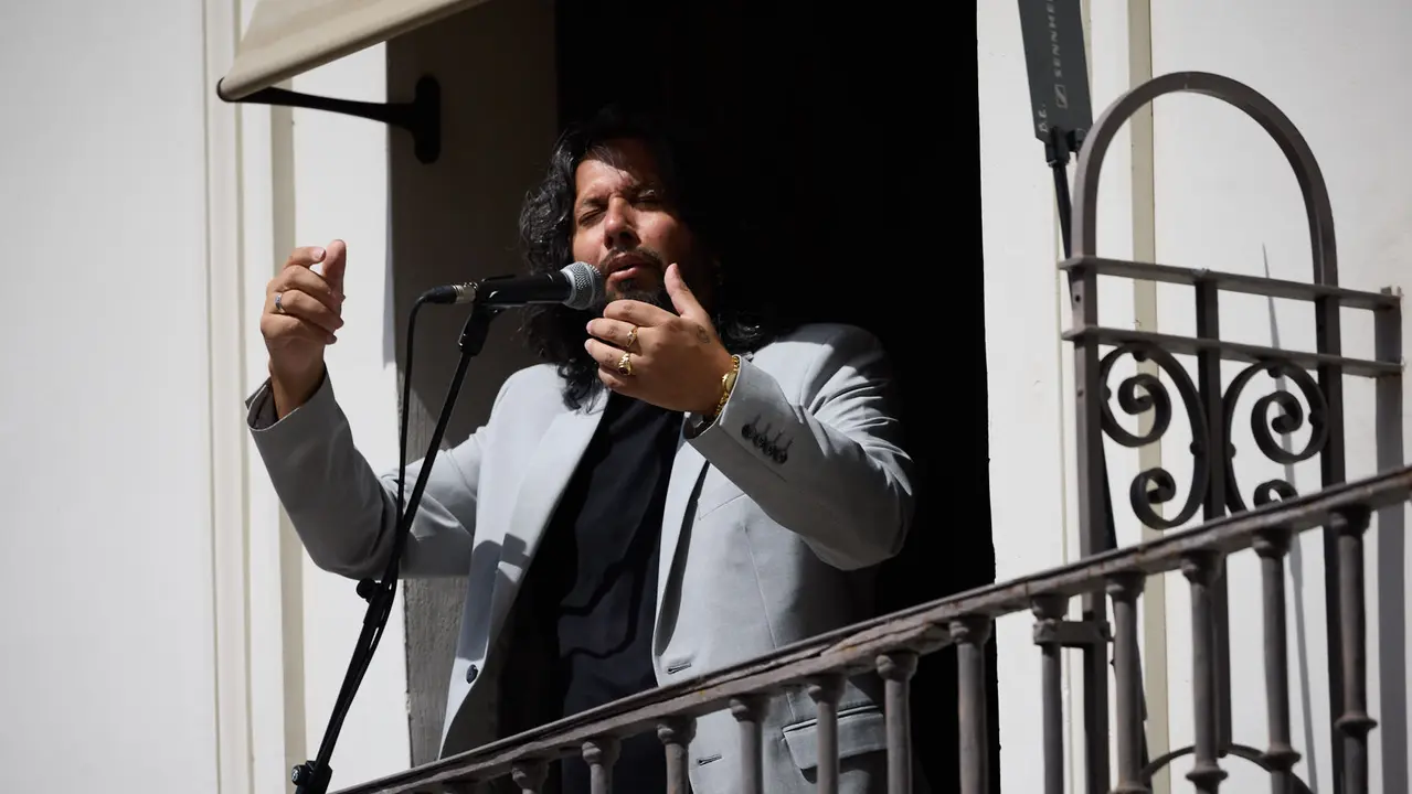 Actuación de Antonio El Turry et Marcos de Silvia en el balcón del Hotel La Perla de Pamplona dentro del ciclo Calles, Balcones et Patios de la XII edición del festival Flamenco On Fire. IÑIGO ALZUGARAY