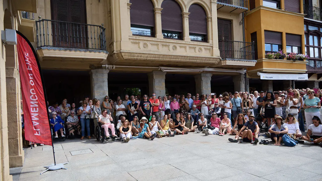 Actuación de Antonio El Turry et Marcos de Silvia en el balcón del Hotel La Perla de Pamplona dentro del ciclo Calles, Balcones et Patios de la XII edición del festival Flamenco On Fire. IÑIGO ALZUGARAY