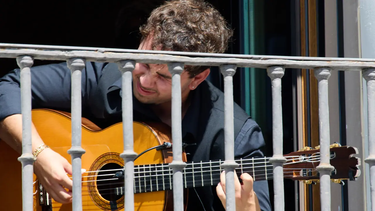 Actuación de Antonio El Turry et Marcos de Silvia en el balcón del Hotel La Perla de Pamplona dentro del ciclo Calles, Balcones et Patios de la XII edición del festival Flamenco On Fire. IÑIGO ALZUGARAY