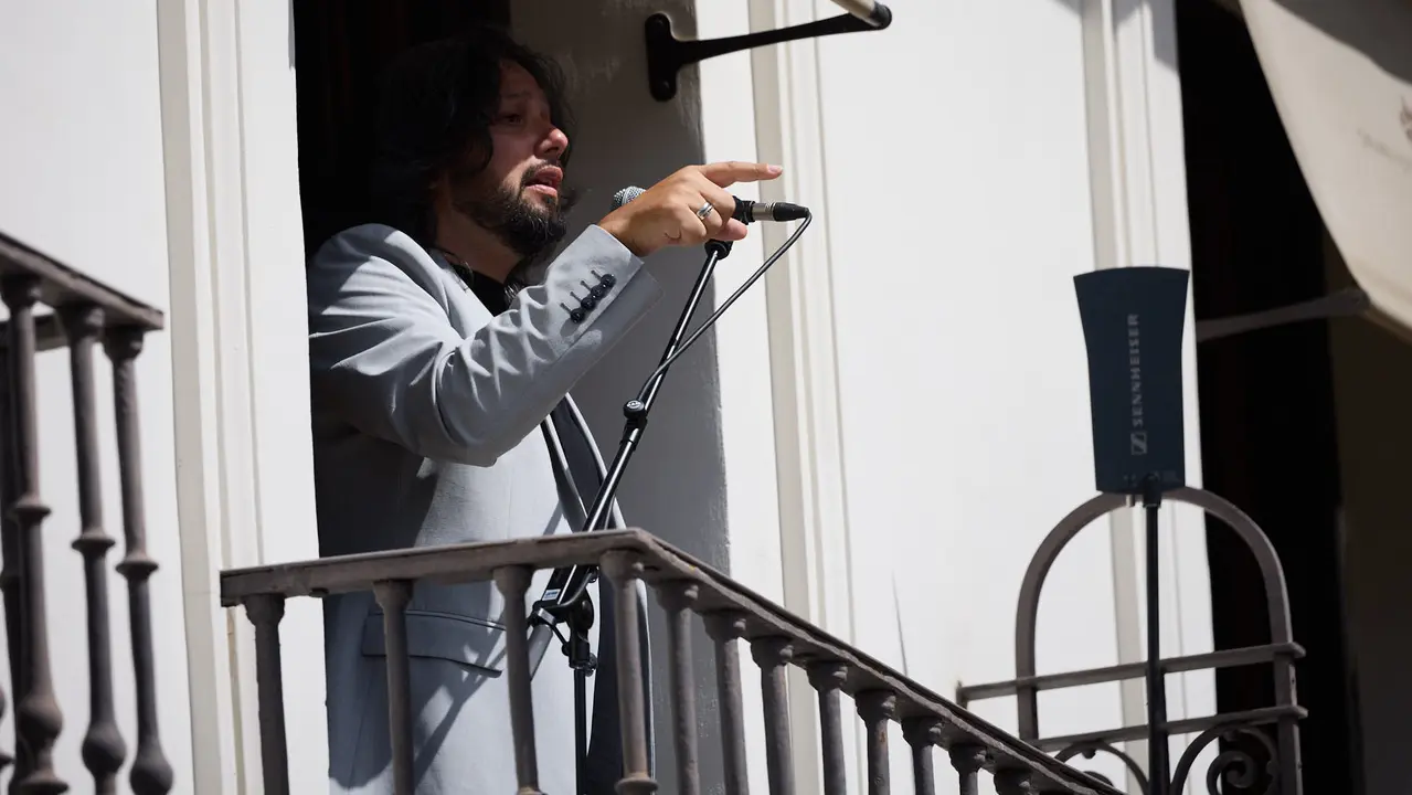Actuación de Antonio El Turry et Marcos de Silvia en el balcón del Hotel La Perla de Pamplona dentro del ciclo Calles, Balcones et Patios de la XII edición del festival Flamenco On Fire. IÑIGO ALZUGARAY
