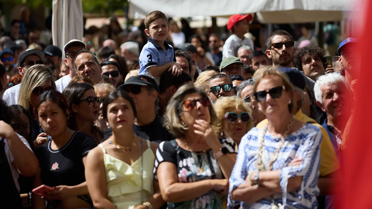 Actuación de Antonio El Turry et Marcos de Silvia en el balcón del Hotel La Perla de Pamplona dentro del ciclo Calles, Balcones et Patios de la XII edición del festival Flamenco On Fire. IÑIGO ALZUGARAY