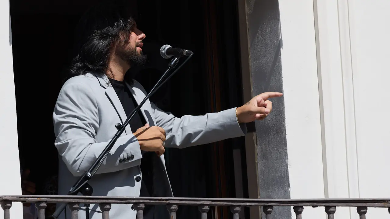 Actuación de Antonio El Turry et Marcos de Silvia en el balcón del Hotel La Perla de Pamplona dentro del ciclo Calles, Balcones et Patios de la XII edición del festival Flamenco On Fire. IÑIGO ALZUGARAY