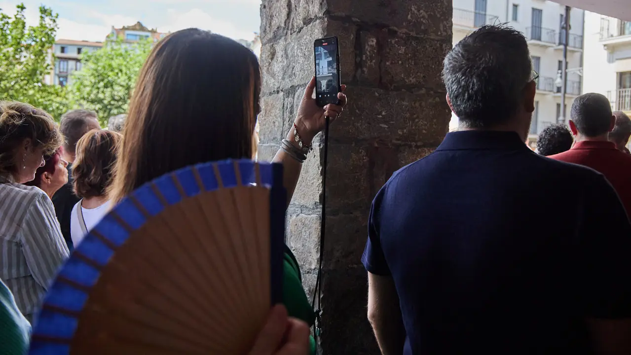 Actuación de Antonio El Turry et Marcos de Silvia en el balcón del Hotel La Perla de Pamplona dentro del ciclo Calles, Balcones et Patios de la XII edición del festival Flamenco On Fire. IÑIGO ALZUGARAY