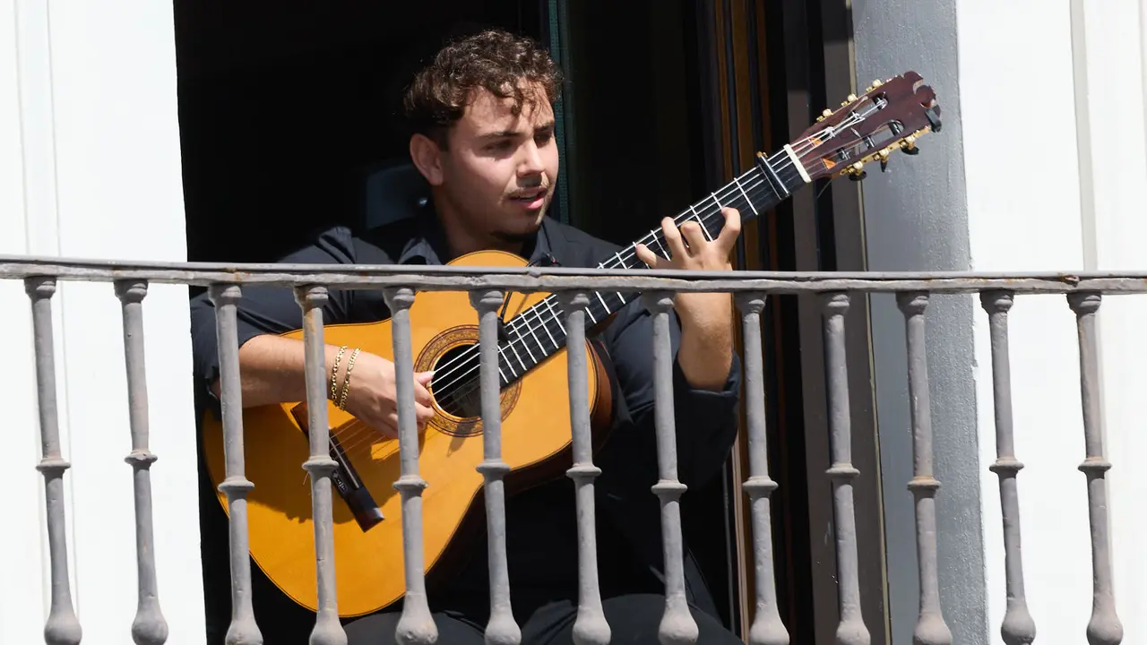 Actuación de Antonio El Turry et Marcos de Silvia en el balcón del Hotel La Perla de Pamplona dentro del ciclo Calles, Balcones et Patios de la XII edición del festival Flamenco On Fire. IÑIGO ALZUGARAY
