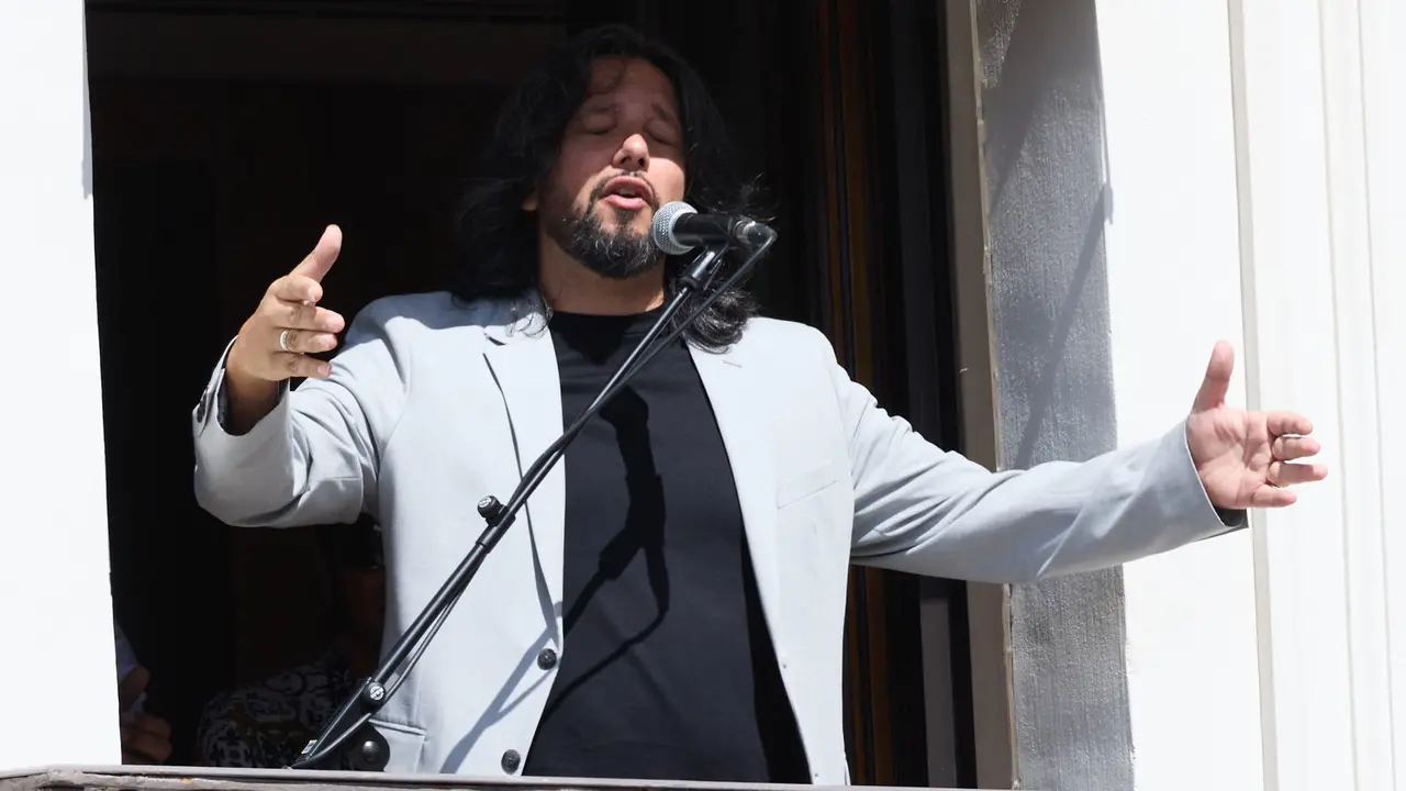 Actuación de Antonio El Turry et Marcos de Silvia en el balcón del Hotel La Perla de Pamplona dentro del ciclo Calles, Balcones et Patios de la XII edición del festival Flamenco On Fire. IÑIGO ALZUGARAY