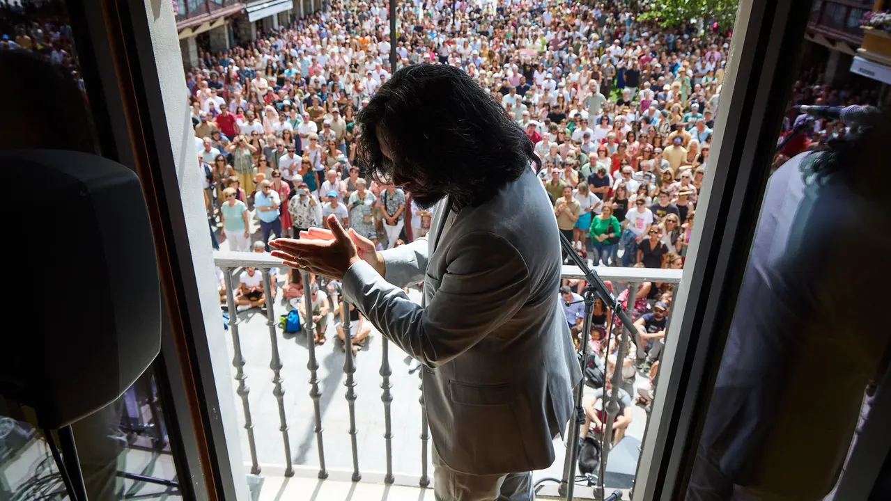 Actuación de Antonio El Turry et Marcos de Silvia en el balcón del Hotel La Perla de Pamplona dentro del ciclo Calles, Balcones et Patios de la XII edición del festival Flamenco On Fire. IÑIGO ALZUGARAY