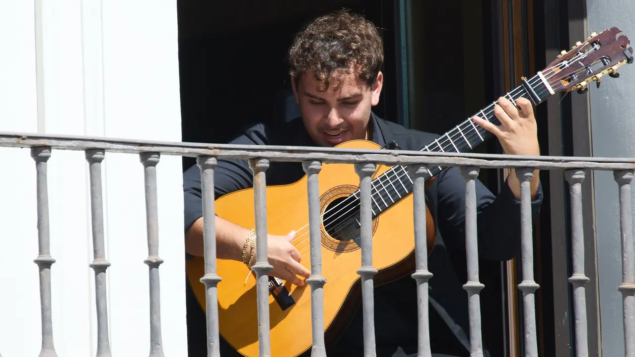 Actuación de Antonio El Turry et Marcos de Silvia en el balcón del Hotel La Perla de Pamplona dentro del ciclo Calles, Balcones et Patios de la XII edición del festival Flamenco On Fire. IÑIGO ALZUGARAY