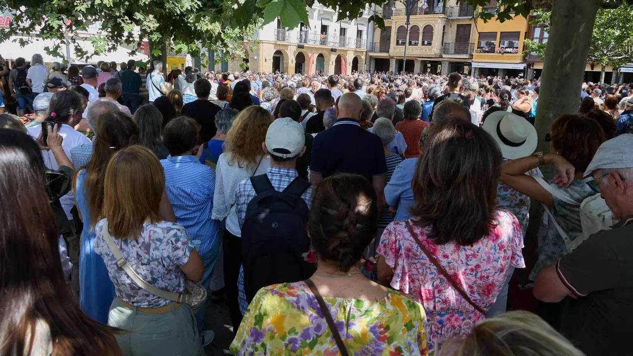 Actuación de Antonio El Turry et Marcos de Silvia en el balcón del Hotel La Perla de Pamplona dentro del ciclo Calles, Balcones et Patios de la XII edición del festival Flamenco On Fire. IÑIGO ALZUGARAY