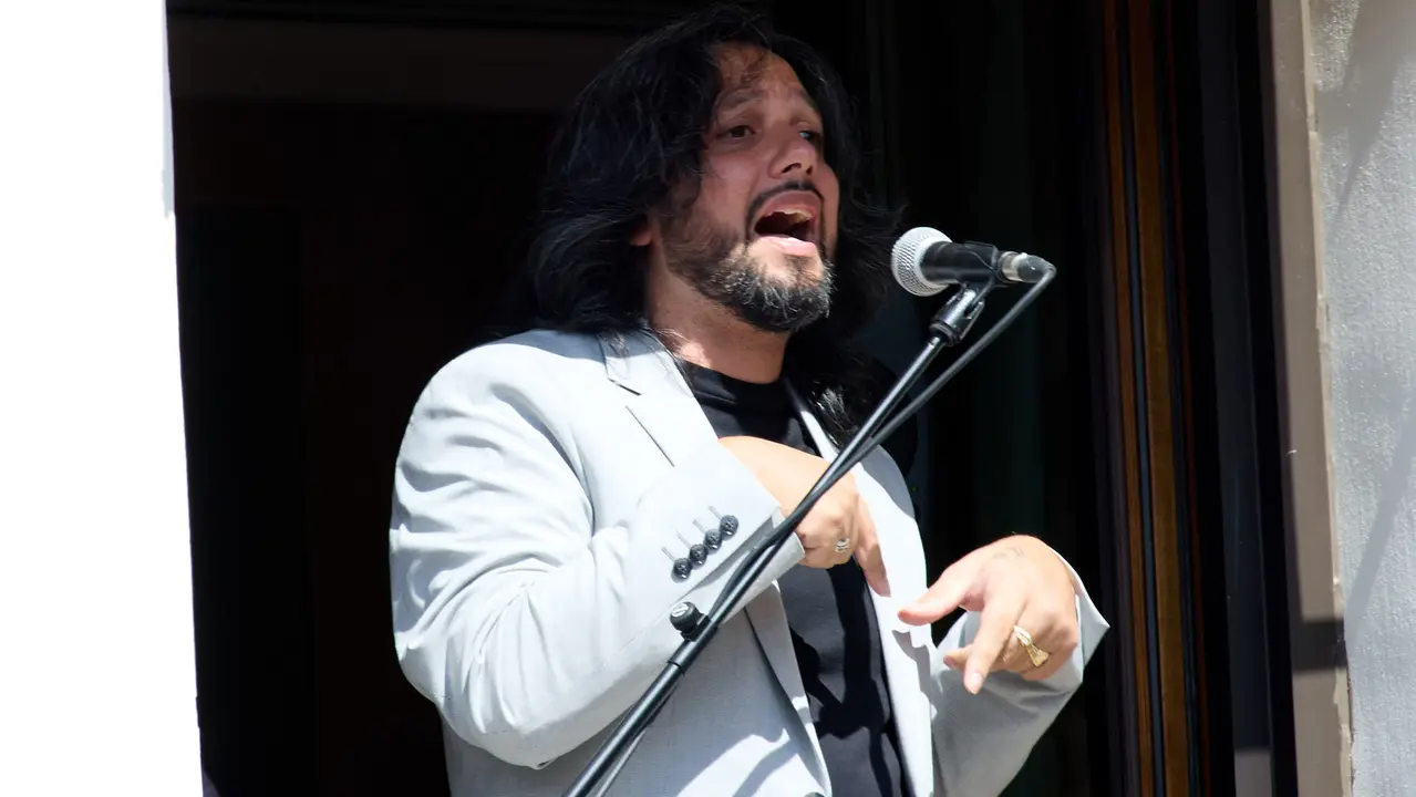 Actuación de Antonio El Turry et Marcos de Silvia en el balcón del Hotel La Perla de Pamplona dentro del ciclo Calles, Balcones et Patios de la XII edición del festival Flamenco On Fire. IÑIGO ALZUGARAY