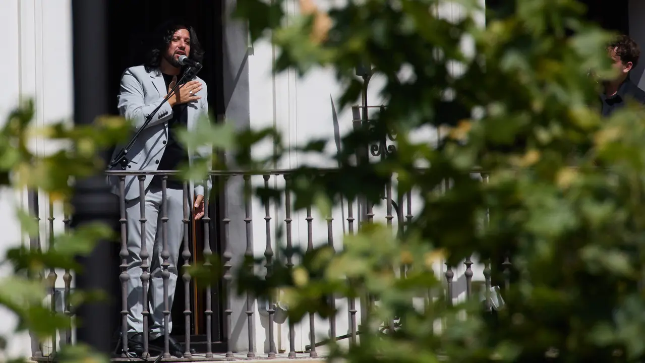 Actuación de Antonio El Turry et Marcos de Silvia en el balcón del Hotel La Perla de Pamplona dentro del ciclo Calles, Balcones et Patios de la XII edición del festival Flamenco On Fire. IÑIGO ALZUGARAY