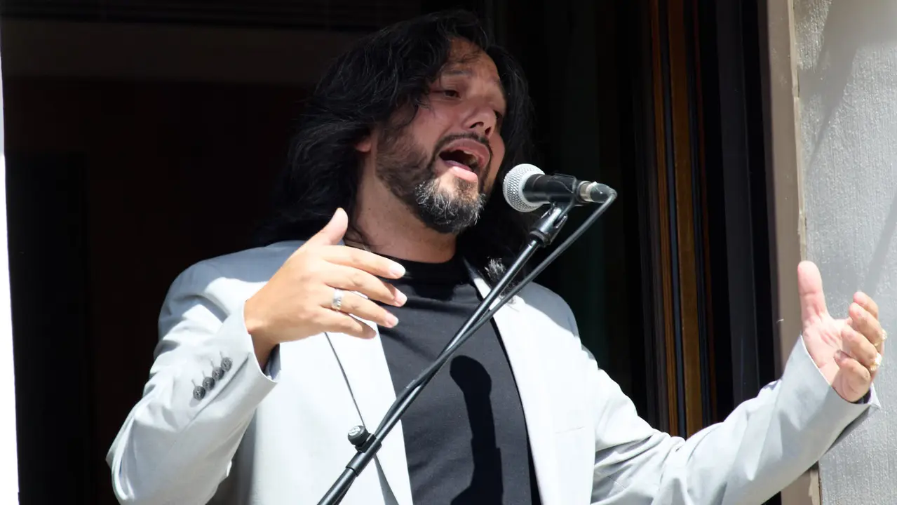 Actuación de Antonio El Turry et Marcos de Silvia en el balcón del Hotel La Perla de Pamplona dentro del ciclo Calles, Balcones et Patios de la XII edición del festival Flamenco On Fire. IÑIGO ALZUGARAY