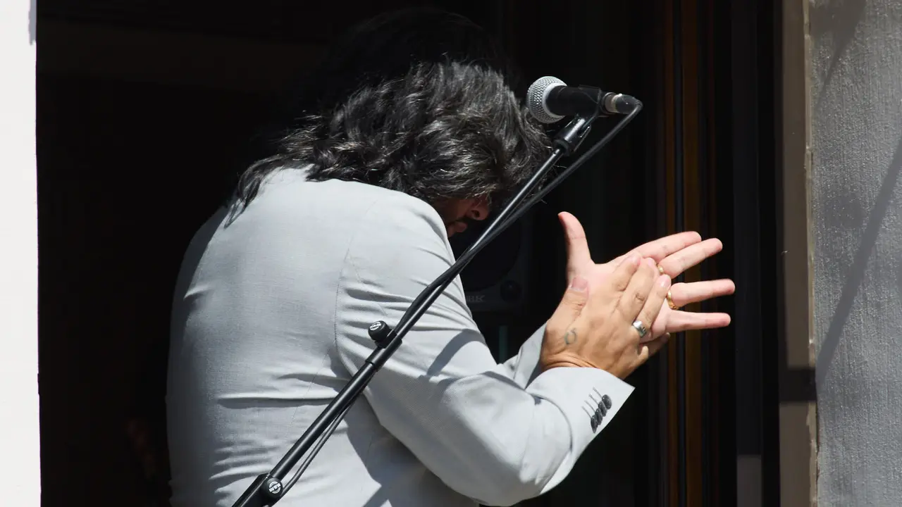 Actuación de Antonio El Turry et Marcos de Silvia en el balcón del Hotel La Perla de Pamplona dentro del ciclo Calles, Balcones et Patios de la XII edición del festival Flamenco On Fire. IÑIGO ALZUGARAY