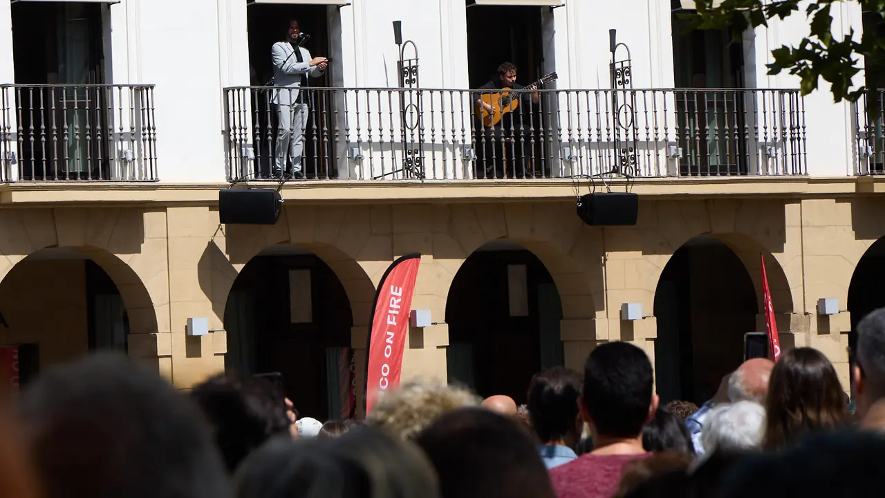 Actuación de Antonio El Turry et Marcos de Silvia en el balcón del Hotel La Perla de Pamplona dentro del ciclo Calles, Balcones et Patios de la XII edición del festival Flamenco On Fire. IÑIGO ALZUGARAY