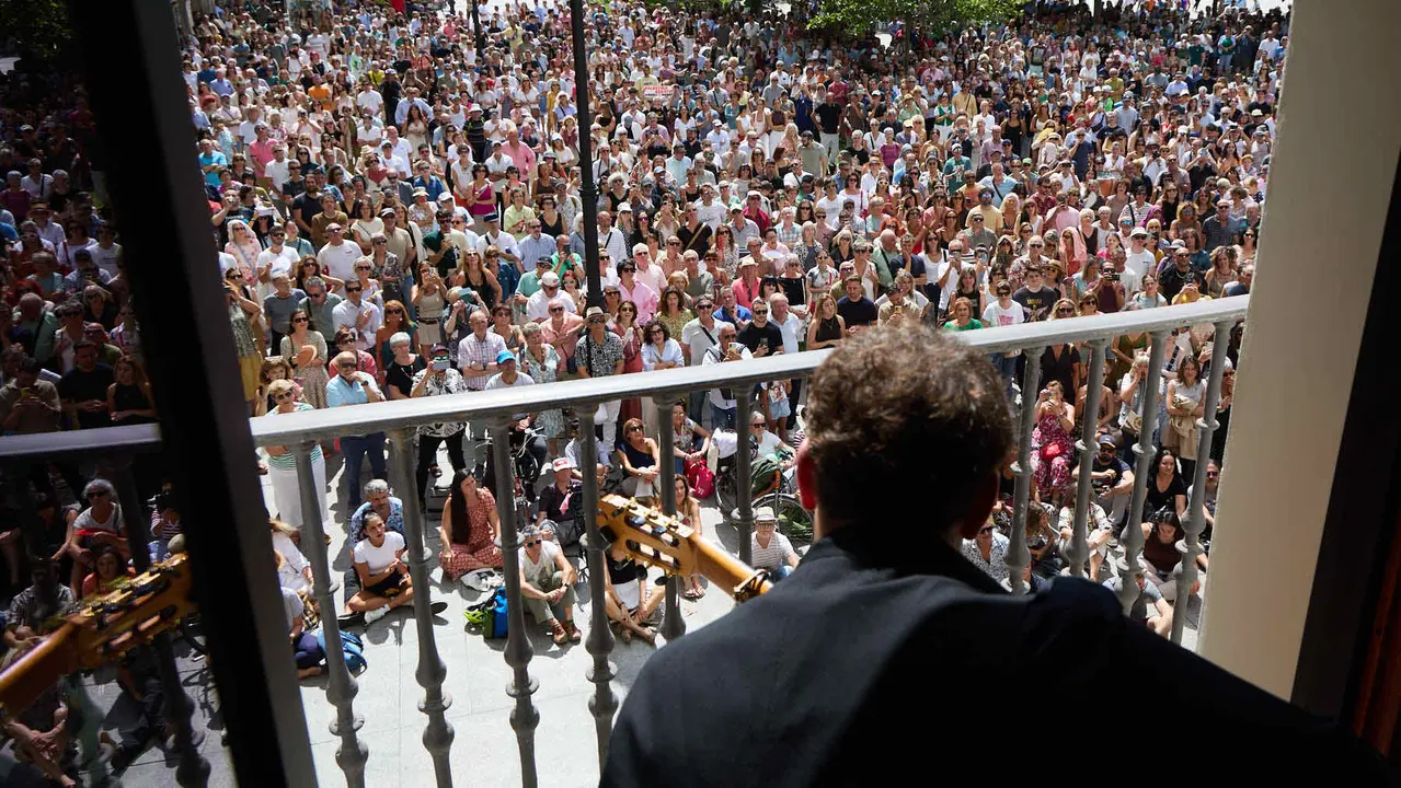 Actuación de Antonio El Turry et Marcos de Silvia en el balcón del Hotel La Perla de Pamplona dentro del ciclo Calles, Balcones et Patios de la XII edición del festival Flamenco On Fire. IÑIGO ALZUGARAY
