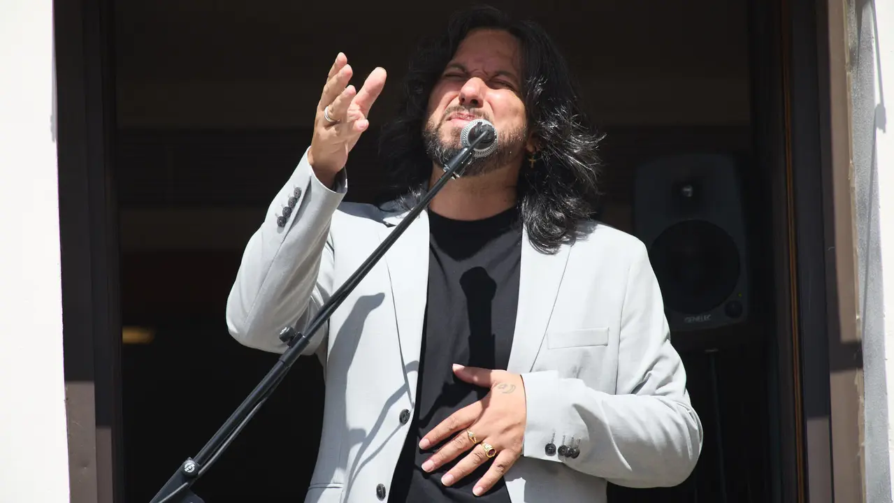 Actuación de Antonio El Turry et Marcos de Silvia en el balcón del Hotel La Perla de Pamplona dentro del ciclo Calles, Balcones et Patios de la XII edición del festival Flamenco On Fire. IÑIGO ALZUGARAY