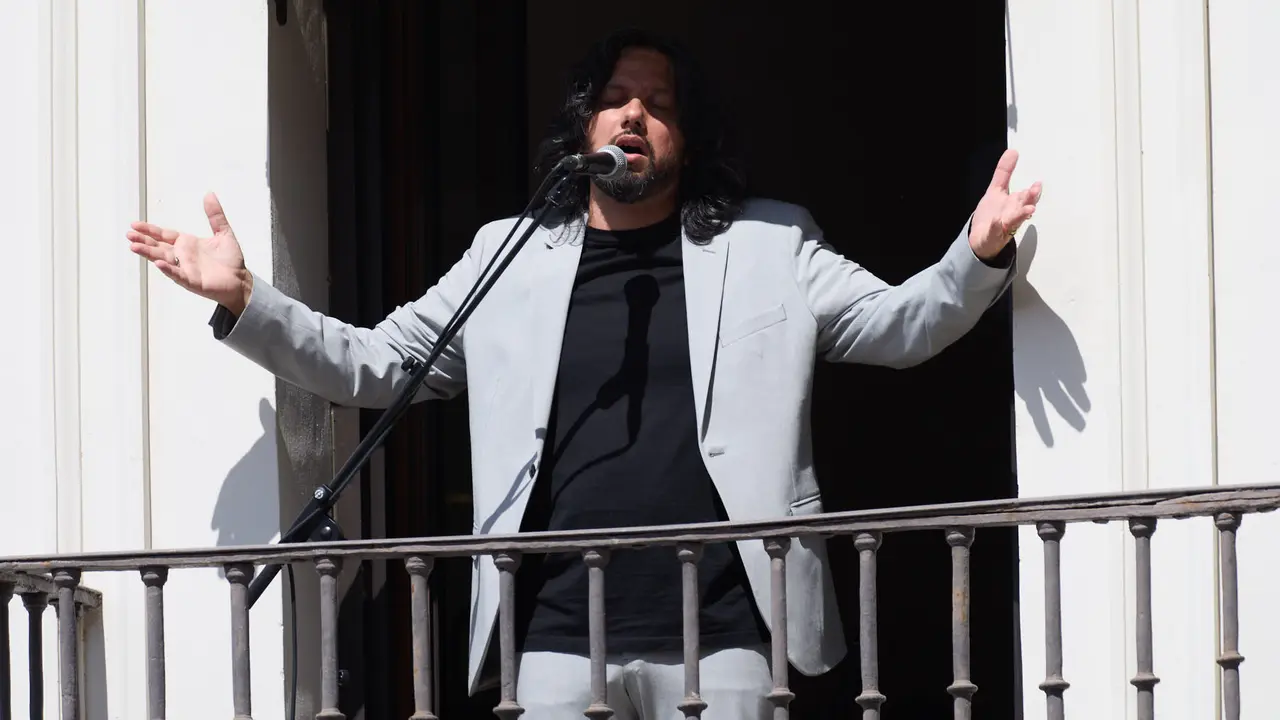 Actuación de Antonio El Turry et Marcos de Silvia en el balcón del Hotel La Perla de Pamplona dentro del ciclo Calles, Balcones et Patios de la XII edición del festival Flamenco On Fire. IÑIGO ALZUGARAY