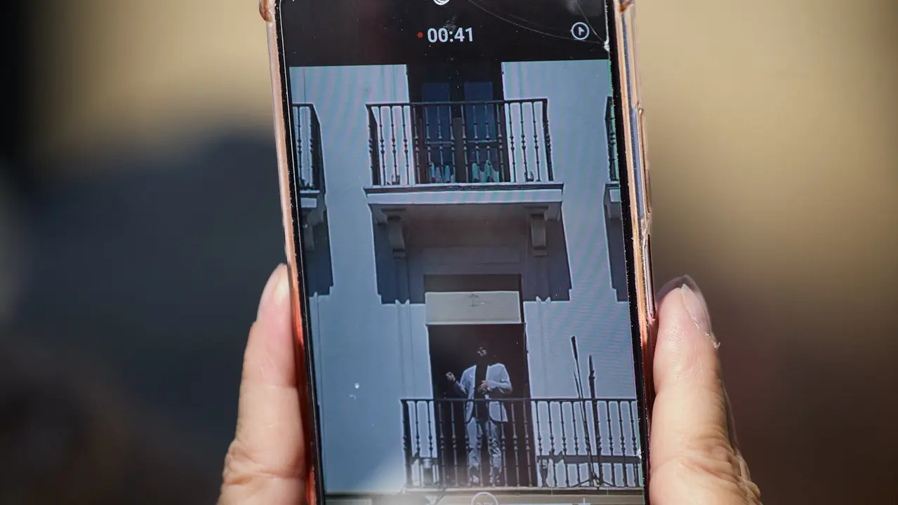 Actuación de Antonio El Turry et Marcos de Silvia en el balcón del Hotel La Perla de Pamplona dentro del ciclo Calles, Balcones et Patios de la XII edición del festival Flamenco On Fire. IÑIGO ALZUGARAY