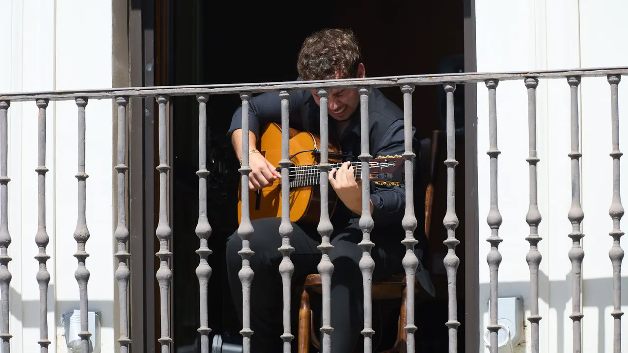 Actuación de Antonio El Turry et Marcos de Silvia en el balcón del Hotel La Perla de Pamplona dentro del ciclo Calles, Balcones et Patios de la XII edición del festival Flamenco On Fire. IÑIGO ALZUGARAY