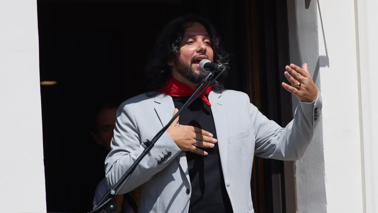 Actuación de Antonio El Turry et Marcos de Silvia en el balcón del Hotel La Perla de Pamplona dentro del ciclo Calles, Balcones et Patios de la XII edición del festival Flamenco On Fire. IÑIGO ALZUGARAY