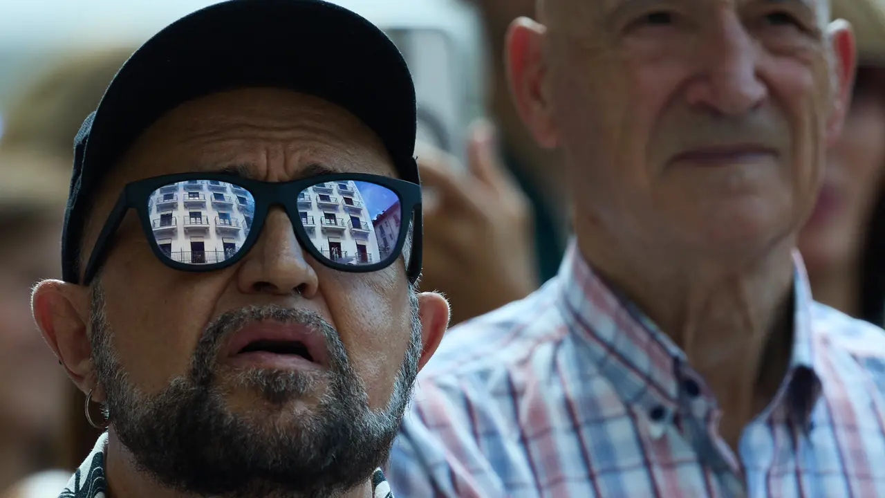 Actuación de Antonio El Turry et Marcos de Silvia en el balcón del Hotel La Perla de Pamplona dentro del ciclo Calles, Balcones et Patios de la XII edición del festival Flamenco On Fire. IÑIGO ALZUGARAY