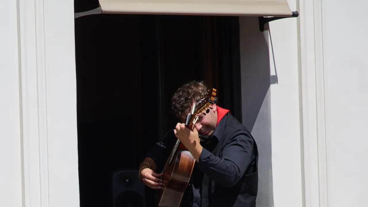 Actuación de Antonio El Turry et Marcos de Silvia en el balcón del Hotel La Perla de Pamplona dentro del ciclo Calles, Balcones et Patios de la XII edición del festival Flamenco On Fire. IÑIGO ALZUGARAY