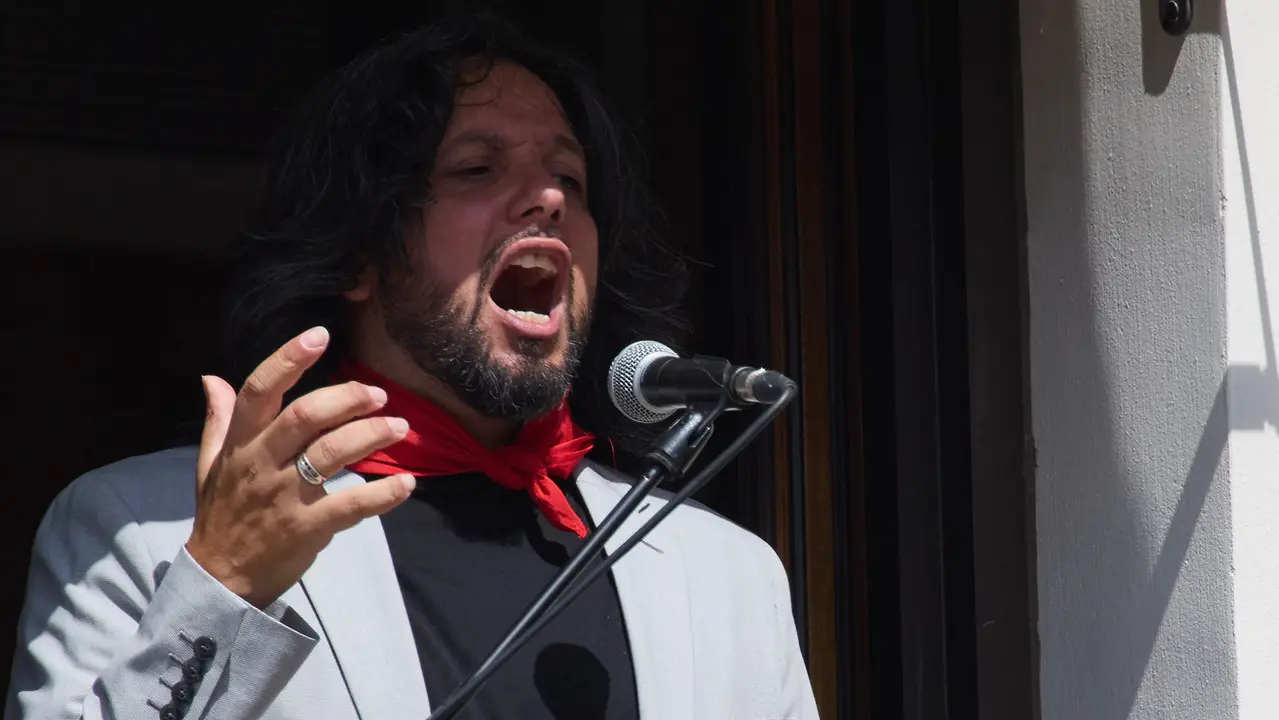 Actuación de Antonio El Turry et Marcos de Silvia en el balcón del Hotel La Perla de Pamplona dentro del ciclo Calles, Balcones et Patios de la XII edición del festival Flamenco On Fire. IÑIGO ALZUGARAY