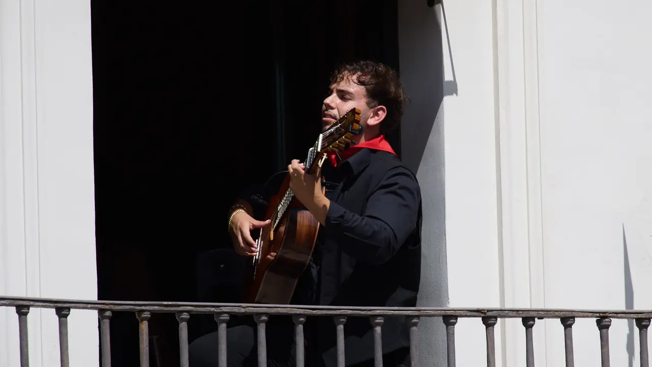 Actuación de Antonio El Turry et Marcos de Silvia en el balcón del Hotel La Perla de Pamplona dentro del ciclo Calles, Balcones et Patios de la XII edición del festival Flamenco On Fire. IÑIGO ALZUGARAY