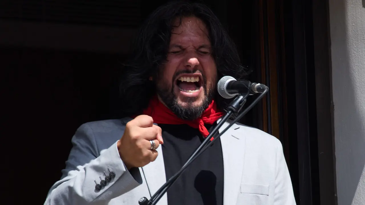 Actuación de Antonio El Turry et Marcos de Silvia en el balcón del Hotel La Perla de Pamplona dentro del ciclo Calles, Balcones et Patios de la XII edición del festival Flamenco On Fire. IÑIGO ALZUGARAY