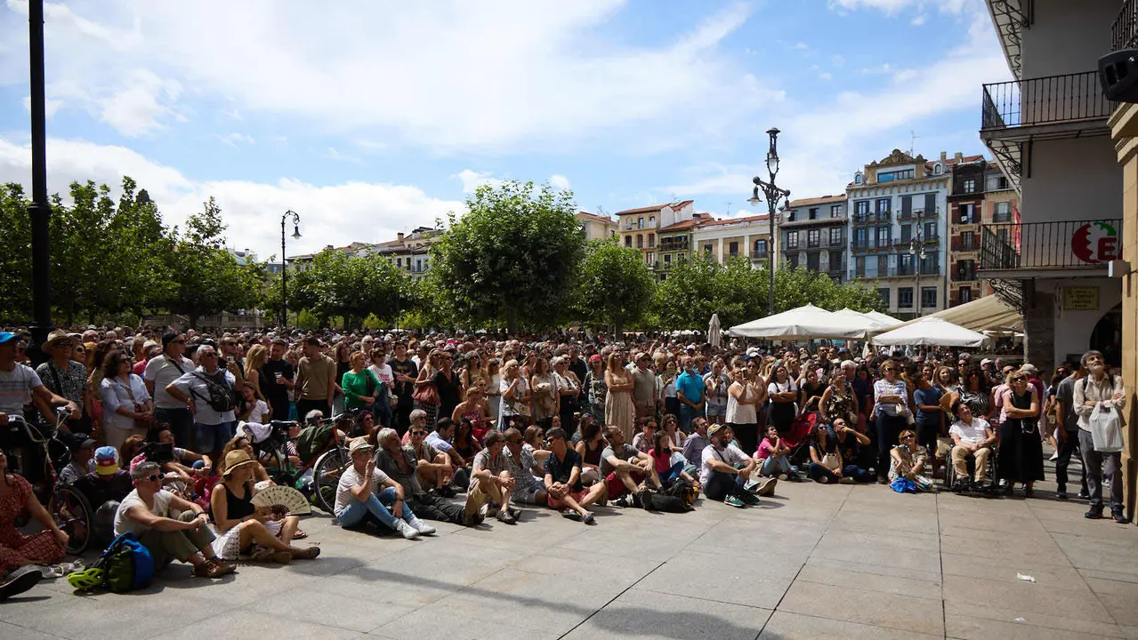 Actuación de Antonio El Turry et Marcos de Silvia en el balcón del Hotel La Perla de Pamplona dentro del ciclo Calles, Balcones et Patios de la XII edición del festival Flamenco On Fire. IÑIGO ALZUGARAY