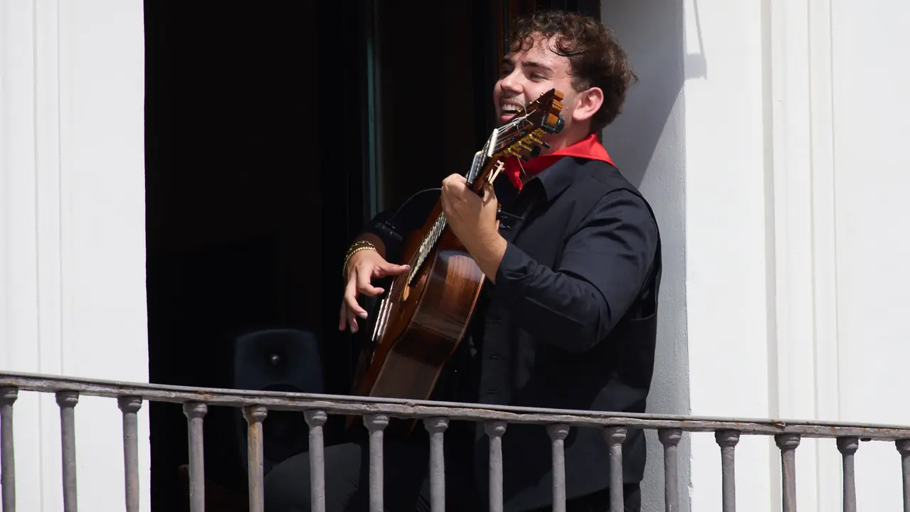 Actuación de Antonio El Turry et Marcos de Silvia en el balcón del Hotel La Perla de Pamplona dentro del ciclo Calles, Balcones et Patios de la XII edición del festival Flamenco On Fire. IÑIGO ALZUGARAY