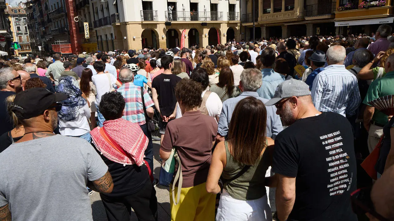 Actuación de Antonio El Turry et Marcos de Silvia en el balcón del Hotel La Perla de Pamplona dentro del ciclo Calles, Balcones et Patios de la XII edición del festival Flamenco On Fire. IÑIGO ALZUGARAY