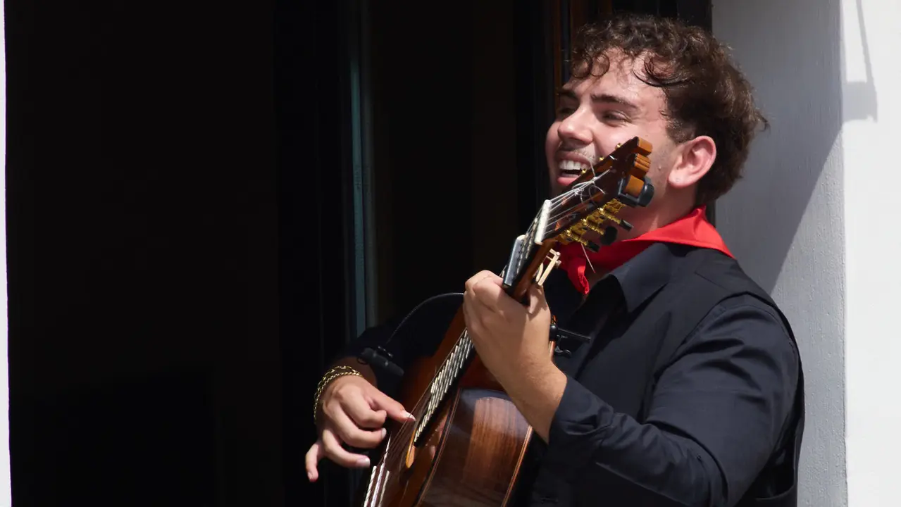 Actuación de Antonio El Turry et Marcos de Silvia en el balcón del Hotel La Perla de Pamplona dentro del ciclo Calles, Balcones et Patios de la XII edición del festival Flamenco On Fire. IÑIGO ALZUGARAY