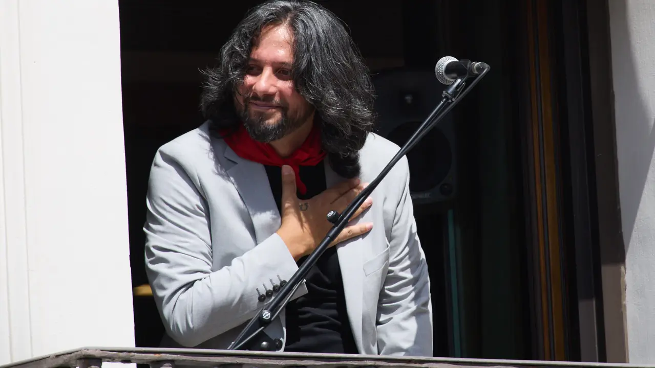 Actuación de Antonio El Turry et Marcos de Silvia en el balcón del Hotel La Perla de Pamplona dentro del ciclo Calles, Balcones et Patios de la XII edición del festival Flamenco On Fire. IÑIGO ALZUGARAY