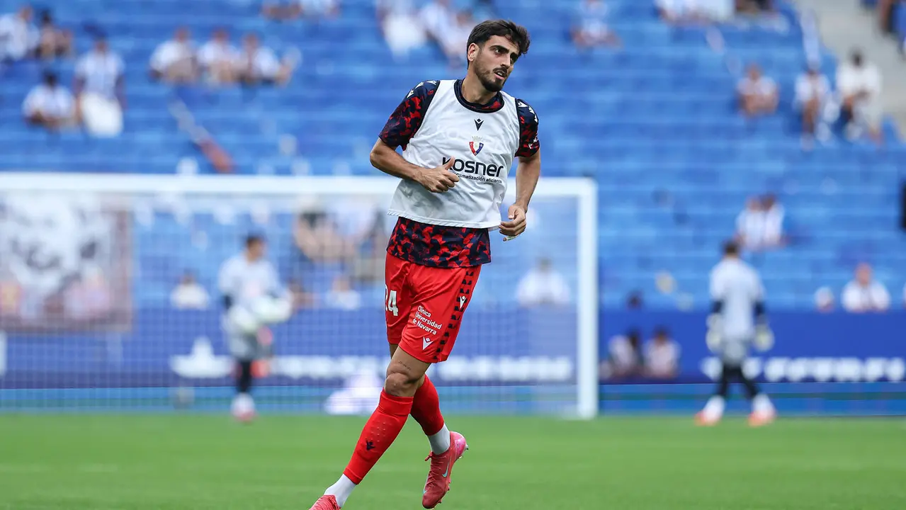 Alejandro Catena calentando en los minutos previos ante el Espanyol. CA Osasuna.